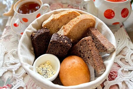 Хлебная корзина со взбитым маслом