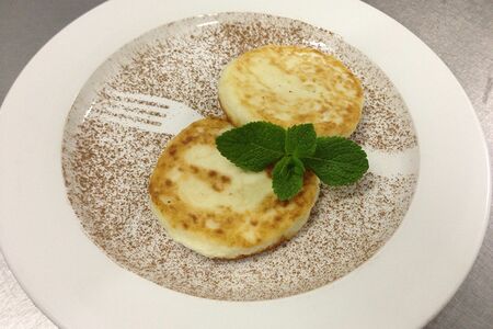 Сырники творожные со сметаной и вишнёвым соусом