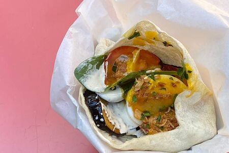 Сабих с баклажаном и яйцом