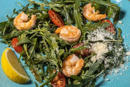 Салат Руккола с тигровыми креветками