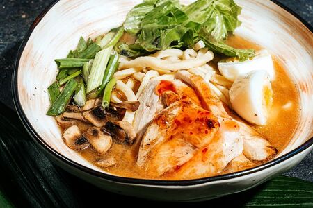 Рамен с лапшой, куриным филе и перцем Чили