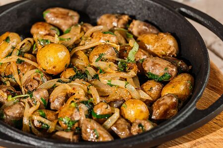 Куриные сердечки, томленные с картофелем в сметанном соусе