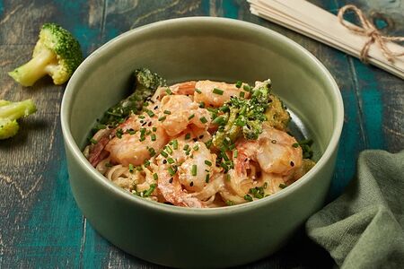 Удон с креветками в сливочном кимчи