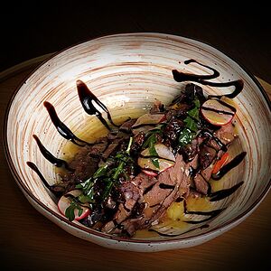 Салат с печеными овощами и говядиной гриль