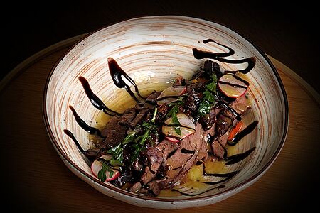 Салат с печеными овощами и говядиной гриль