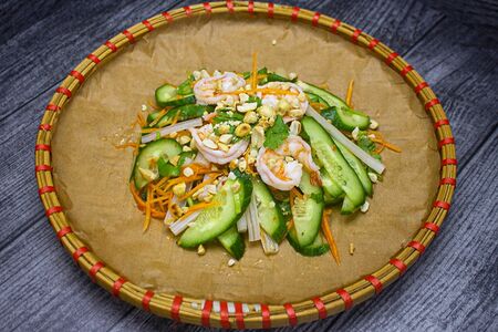 Салат с креветками