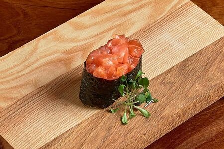 Спайси суши с лососем