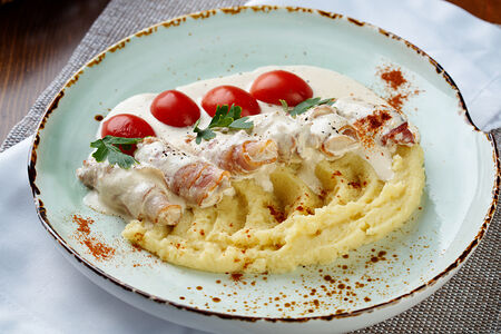 Рулетики из куриного филе в беконе