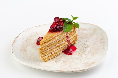 Медовик с моченой клюквой