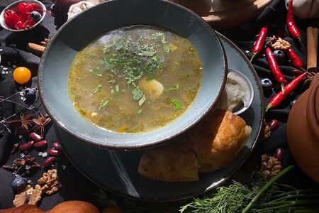 Зеленый борщ на говяжьем бульоне