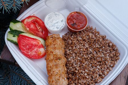 Люля-кебаб куриный с гречкой, помидор, огурец