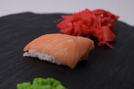Суши с лососем