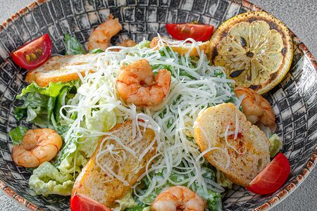 Салат Цезарь с креветками