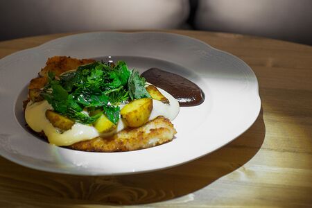 Хрустящий шницель с молодым картофелем и соусом BBQ