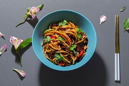 Удон с говядиной, кукурузой и овощами