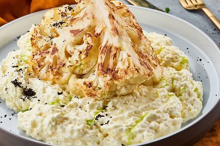 Цветная капуста на углях с сырным муссом