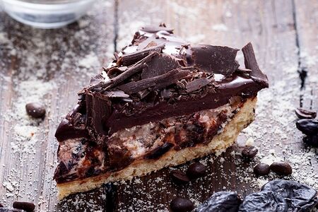 Торт с черносливом и ганашем