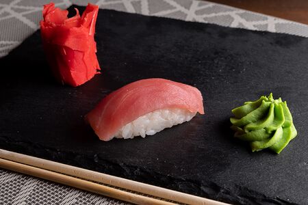 Суши с тунцом