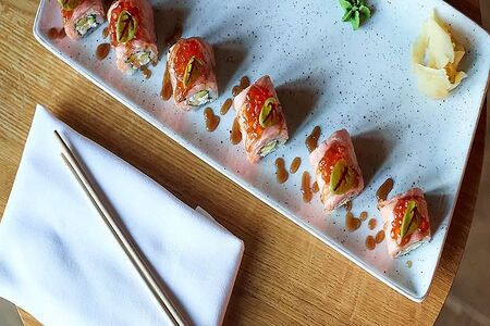 Ролл с крабом и лососем