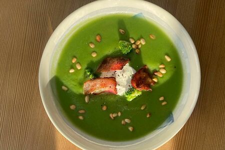 Брокколи-суп с беконом и страчателлой