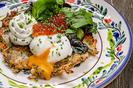 Оладьи из цукини с яйцом пашот и красной икрой