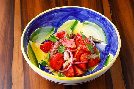 Салат с розовыми томатами и анчоусами