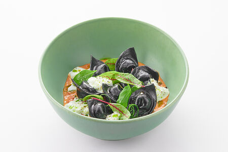 Черные равиоли с креветками и форелью