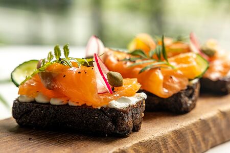 Хруст с форелью и перепелиным яйцом