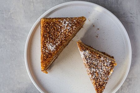 Пирожное Медовик