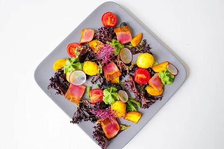 Нисуаз с тунцом с листьями салата, овощами и муссом из шпината