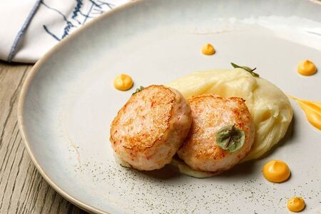 Котлеты из камчатского краба с картофельным пюре и соусом из щучьей икры