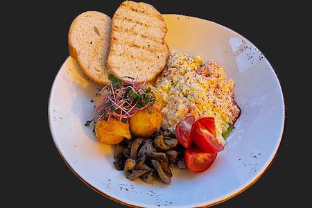 Рубленый омлет с жареными вешенками и крокетами из картофеля и сыра