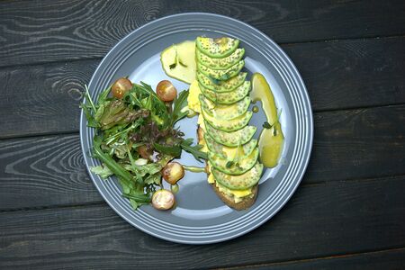 Тартин со скремблом и авокадо