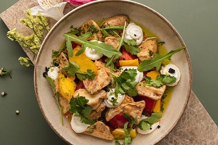 Хрустящий баклажан с розовыми помидорами и манго