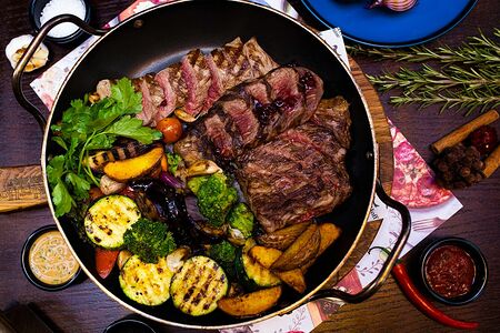 Мясное ассорти на сковороде