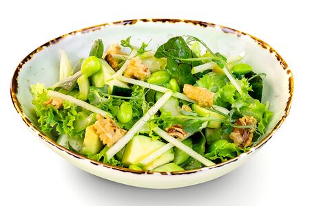 Зеленый салат с огурцом, эдамамэ и авокадо в цитрусовой заправке