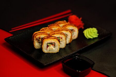 Фирменный ролл Темпура с угрём и креветкой