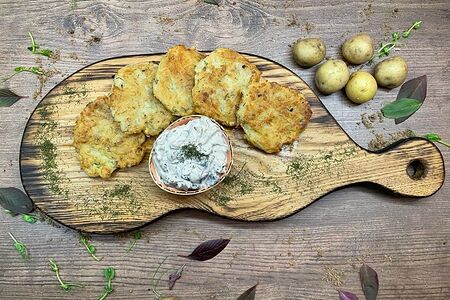 Драники с грибами, луком и копчёной сметаной