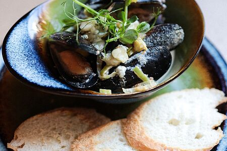 Мидии в винном соусе с сыром горгондзола