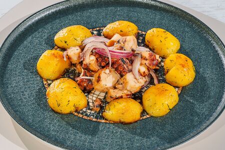 Осьминог на гриле с картофелем беби