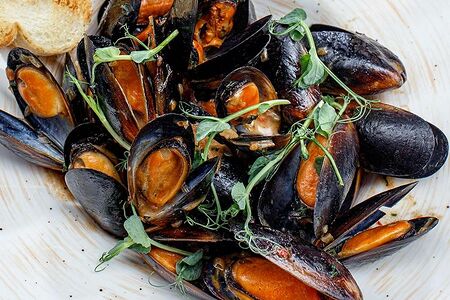 Мидии в сливочном соусе с гренками