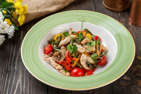 Теплый салат с фасолью