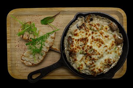 Телятина, запечённая с сыром и овощами в сливочном соусе