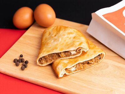 Чебурек с жареной капустой и яйцом