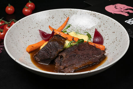 Щеки говяжьи с картофельным пюре и морковью