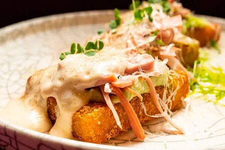 Хашбраун с мортаделлой, авокадо и муссом