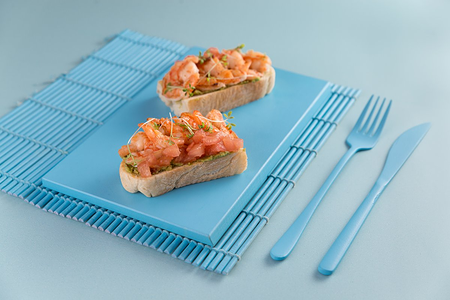 Брускетта с креветками