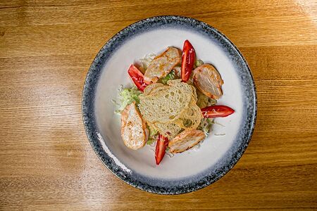 Салат Цезарь с курицей