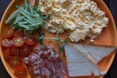 Скрэмбл с черри и беконом, огурцом и тостами