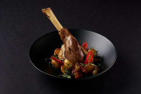 Ножка барашка, томленая в печи с мини картофелем